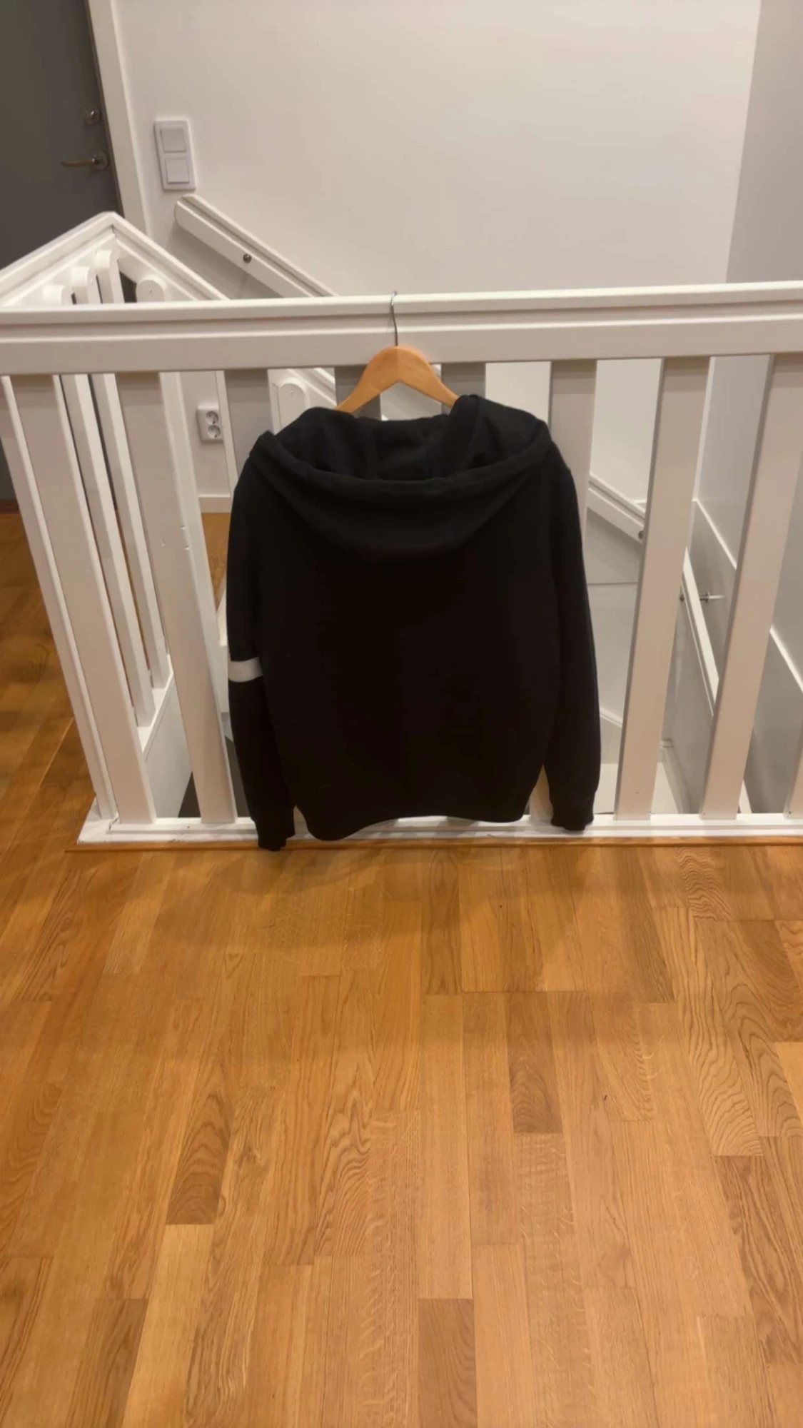 Svart Moncler pufferjacka med huva - 1