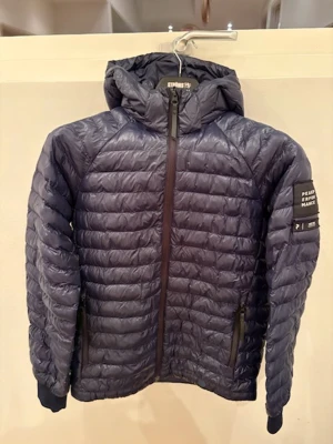 Dunjacka Peak Performance - Lite tunnare blå dunjacka från Peak Performance i storlek 170