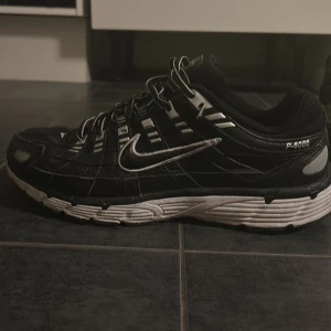 Nike p 6000  - Nike p 6000 för ett jätte bra pris den har inga defekter säljer billigt eftersom dom har blivit små och jag har bytt still dom är äkta köpta från zalando ny pris 1300kr