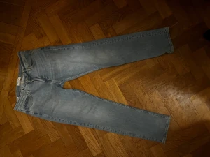Jack and Jones jeans - Säljer ett par Jack and Jones jeans i färgen blå. Modellen är regular. Kan släppa väldigt billigt