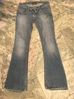 Lågmidjade jeans - Super snygga lågmidjade utsvängda jeans i storlek 25. Har sprätt upp de längst ned på benen. Är lite för korta på mig som är 160. 