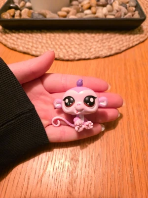 Littlest pet shop - Littlest pet shop apa Finns fler i min profil för samfrakt. Följ gärna mitt konto då jag kommer lägga upp fler figurer😊