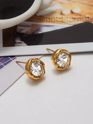 Örhängen i Stål med Vit Zirkon och 18K Pvd Guld, Vattentålig -KATRIN - Smycket är hypoallergent och vattentåligt – perfekt för daglig användning, även i dusch, träning eller på resa och är lämpliga även för känslig hud.  Material: Rostfritt stål Plätering: 18K PVD Guldplätering Pärlor: Vit Zirkon Vikt: 6-7 g