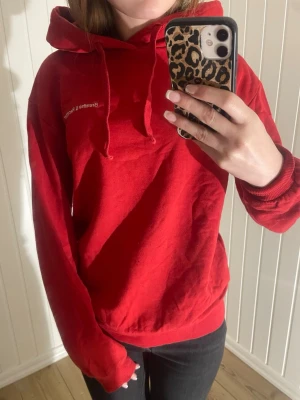 Röd hoodie  - Säljer en röd hoodie från Cubus i storlek XS. Hoodien har huva med dragsko och en liten vit textdetalj på bröstet. Tillverkad i mjuk bomull, perfekt för en chill och avslappnad stil. Passar dig som gillar enkel men snygg design.❤️