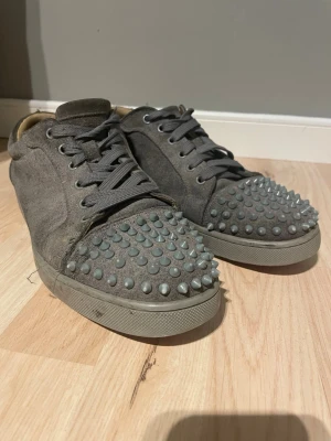 Christian Louboutin - Ett par Christian Louboutin som är väldigt slitna men i okej skick. Saknar inne sulor i både skorna.