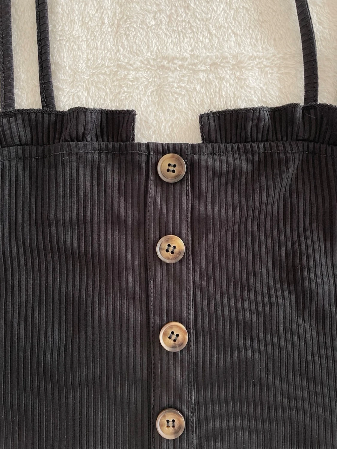 Svart ribbad crop top med knappar - 3