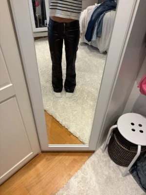 Svarta bootcut byxor  - Svarta skinn bootcut byxor från Gina tricot i storlek 158. Använda bara ett fåtal gånger så i jätte bra skick!💓