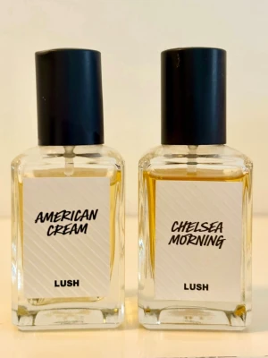 Lush American Cream & Chelsea Morning parfym - Ett set med två populära parfymer från Lush: American Cream och Chelsea Morning. Båda 30 ml. Knappt använd, vilket syns på bild. Givetvis förvarade mörkt, torrt och svalt.