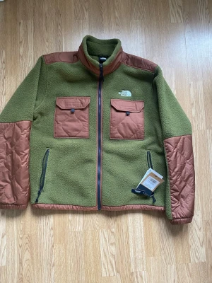 Nortface jacka - Helt ny Northface jacka som är köpt i spanien för 110 euro men före detta pris 180 EURO. Prislappen på varan är kvar och säljs för den har ingen behov på ägaren.