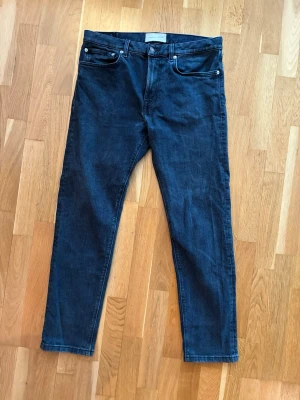 Mörkbli Slimfit Jeans från Jeanerica - Säljer ett par mörkblå jeans från Jeanerica, slim fit. Nypris 2200kr. Storlek 31/32