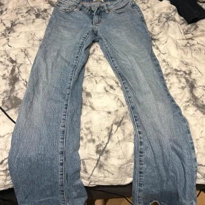 Lågmidjade Abrand Jeans  - Blåa lågmidjade Abrand jeans använda några fåtal gånger, vid frågor kontakta privat💕