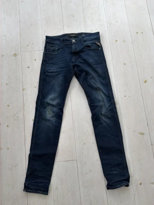 Replay Jeans - Säljer nu dessa riktigt feta Replay jeans i modellen anbass som är slim fit. Storleken är W30 L34 men passar mer W30 L32. Passar dig som är mellan 175-185 cm lång. Skriv vid frågor eller funderingar✍️✍️