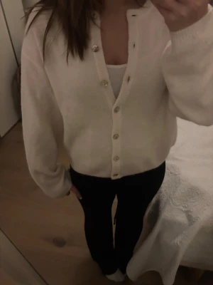 Vit kofta med knappar  - Säljer denna supermysiga kofta i storlek S som är helt ny pga att den aldrig kommit till användning. Tröjan är från Gina tricot, originalpris 399. 