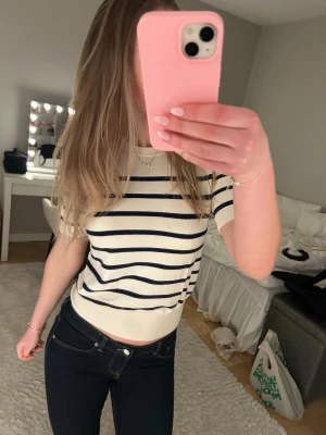 zara tröja - jättefin randig tröja från zara! mjuk o tunt stickad, knappt använd💗