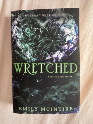 Wretched av Emily McIntire - Engelsk bok, läst en gång och är i jätte fint skick