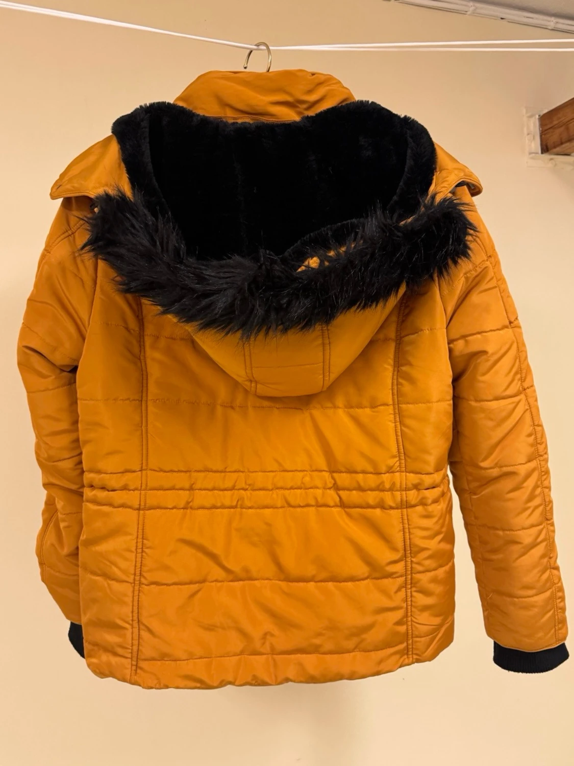 Senapsgul quiltad jacka med svart fuskpäls från Seventyseven.  - 1