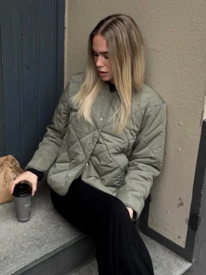 Quiltad grön jacka Nelly  - Aldrig använt , storlek xs från Nelly. Quiltad grön jacka. Otroligt fin men kommer inte till användning.