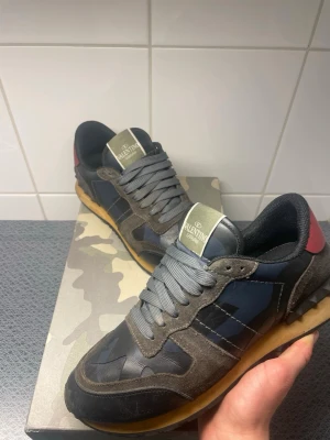 Valentino rockrunner - Tjenare! Säljer ett par valentino rockrunner i storlek 41 men passar 41-42,5🔥skorna är välskötta och i bra skick, hör av er om ni har några funderingar 