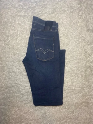 Mörkblå replay Anbass jeans - Skick 9/10, nästan oanvända. | Storlek W28 L32| Modell Anbass vilket är slimfit|