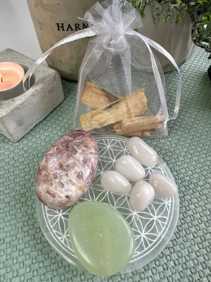 Kristall kit för självvård o inre lugn - Ett sammansatt kit för återhämtning, hjärtats läkande och stillhet. Skapat för stunder när du behöver sakta ner, landa i kroppen och möta dig själv med omsorg.  🌸 Rosa ametist – Lugnar känslor och sinne – Stödjer självkärlek, trygghet och mjuk läkning – Hjälper vid stress, oro och emotionell överbelastning  🤍 Vit kalcit – Renande och harmoniserande energi – Skapar mental klarhet och inre ro – Perfekt för vila, integration och nystart  💚 New jade (serpentin) – Mjuk, jordande 