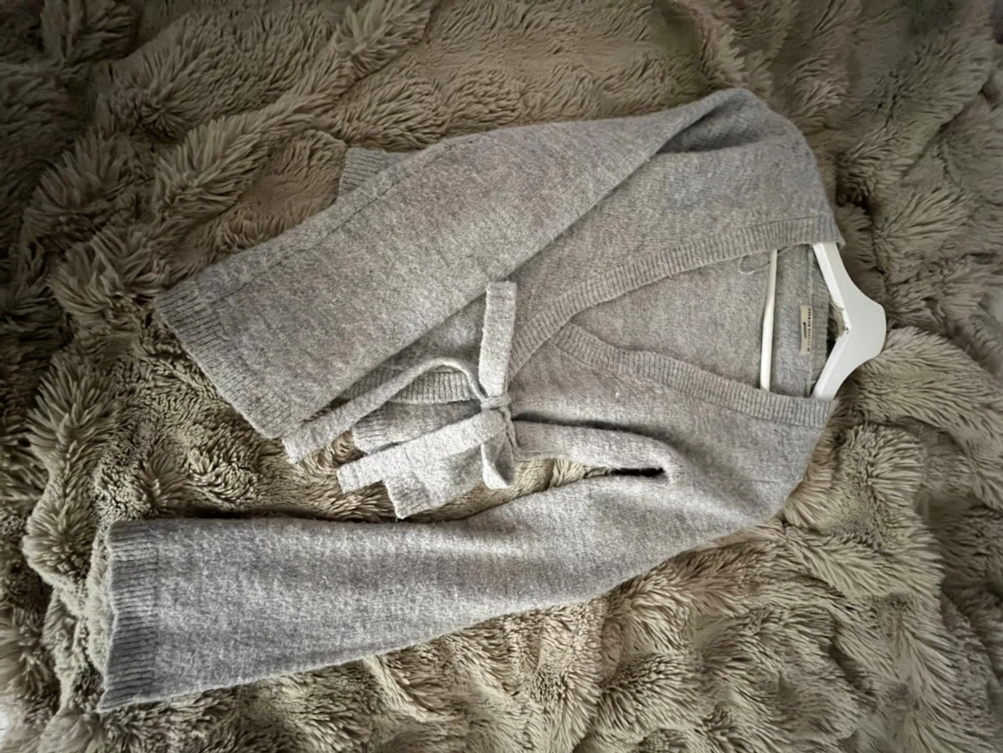 Grå omlottkofta med knytband