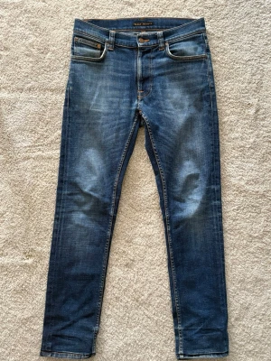 Nudie Jeans  - Snygga Nudie jeans i size w28 l32. Passar någon som är ca 175-180 beroende på vikt osv. Nypris är 1600! Bara seriösa köpare! Selvadge jeans! Modell: Lean Dean!