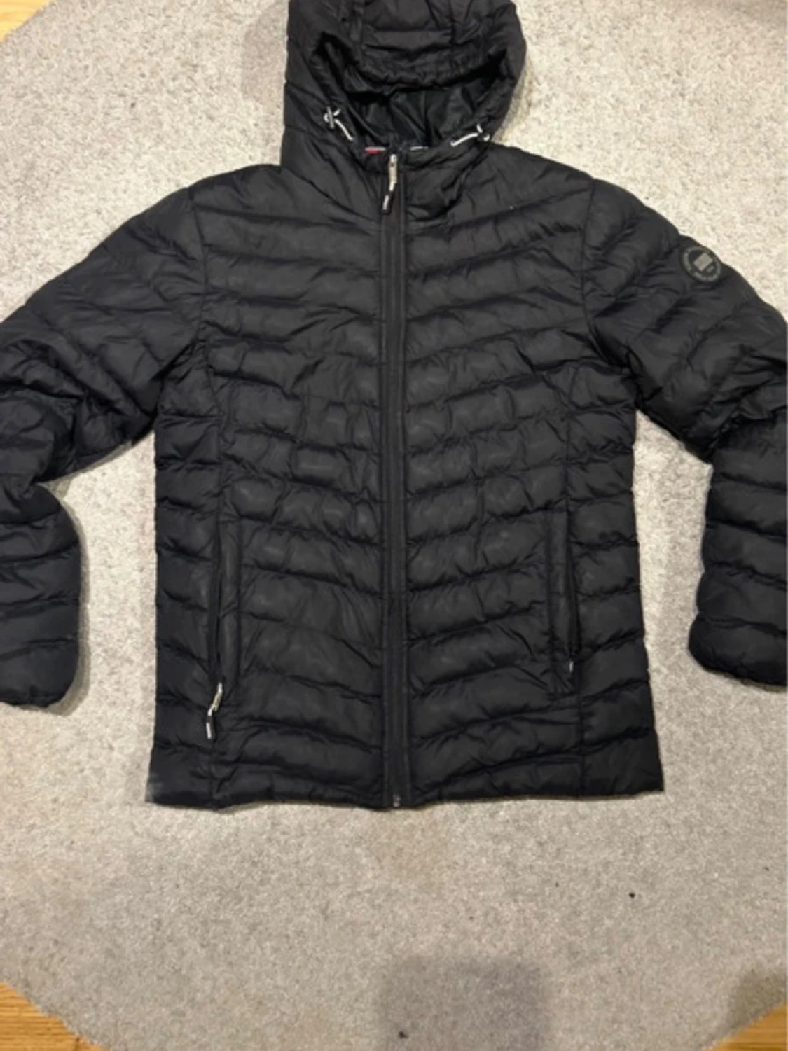 Svart dunjacka med huva