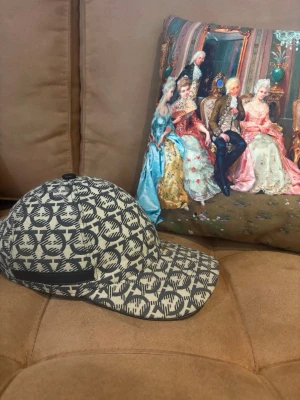 Ferragamo keps - Salvatore ferragamo keps orignal färg. Skick 10/10 inga fel eller skador. Nypris runt 4000kr