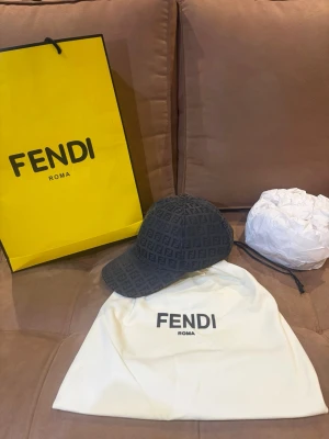 Fendi keps - Fendi keps, modelen har ingen plupp där uppe så mistolka inte att det är fel, (sök upp för ifall ni är osäkra) nypris ligger runt 4500-5000kr 