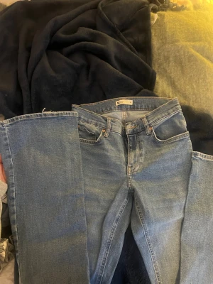 Ljusblå bootcut jeans från Gina tricot - Säljer ett par ljusblå jeans från Gina