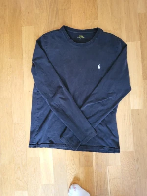 Svaet långärmad topp från Polo Ralph Lauren - Se bilder för skick, har ett hål under armen se bild 