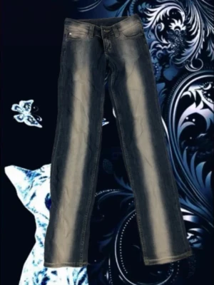 Blåa jeans - Snygga mörk blåa jeans med ljusa slitningar längs benen och klassisk femficksdesign. Jeansen har låg midja och raka ben med lätt utsvängning nertill. Perfekta för en avslappnad och trendig look. Original pris är 422kr