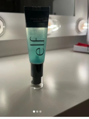 e.l.f. Power Grip Primer blågrön - Power Grip Primer från e.l.f. i en snygg blågrön tub med svart lock och pump. Primern har en gel-liknande konsistens och är perfekt för att få sminket att sitta längre. Den är nästan helt ny, har bara använt få gånger