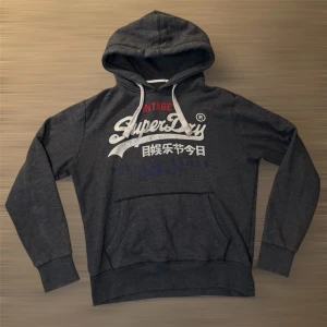 Superdry Hoodie - Tja! Säljer just nu en Superdry Hoodie i storleken (Xl) fast den sitter som en (M). Pris: 499kr-vid minsta fundering hör av er!