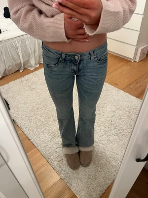 Bootcut ljusblå jeans med låg midja - Lågmidjade bootcut jeans från hm i storlek 34, nästan aldrig använda💕