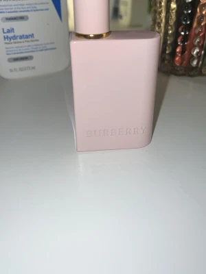 Burberry her Eau de Parfum 50ml - Burberry her parfym 50ml, men ca 90% kvar