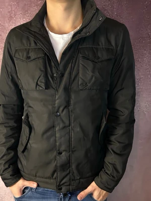 J.lindeberg fieldjacket bailey - Mycket fint skick | Size M (modellen är 188 cm 75 kg) | fraktar spårbart inom 24 timmar | för att köpa klicka ”köp nu” | vid frågor eller funderingar skriv en meddelande | följare får bättre rabatter🙌