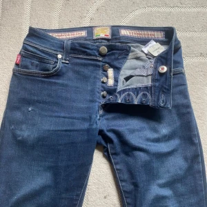 Tramarossa jeans - Säljer fina brallor från Trammarossa i bra skick, De är i storlek 31/34 och de har en liten defekt som har sytts ihop. Kom pm vid funderingar 😁