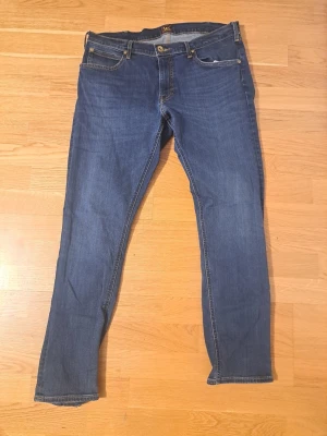 Lee jeans - Märke • Lee Storlek • W36 L32 Skick • Mycket bra skick och har bara använts ett par gånger. Jeansen är stretchiga • Hör av dig vid funderingar eller prisförslag • Lägg till fler annonser i en bundle och få upp till 20% rabatt • Skickar varan inom 24 timmar