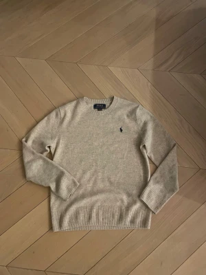 Ralphlouren tröja kashmir  - Säljer en beige kashmir tröja från Ralphlouren använd 3 gånger ny pris är 1800kr använd 3 gånger säljer för tröjan är för liten köpt från NK 