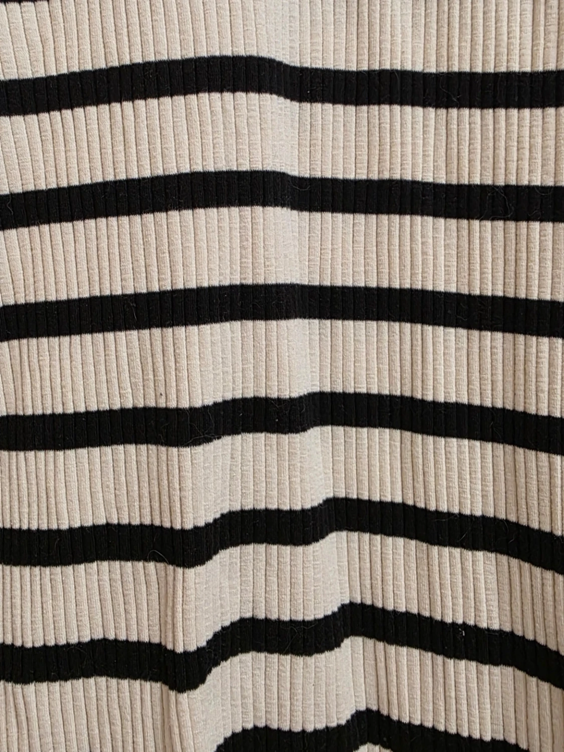 Randig ribbad klänning i vitt och svart - 1