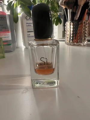 Giorgio Armani Sì Eau de Parfum 30ml - Giorgio Armani Sì Eau de Parfum 30ml, se bild för att se hur mycket som finns kvar i flaskan💗