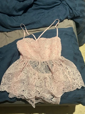 Ljusrosa spetsig linnetopp - Säljer en ljusrosa linnetopp med tunna axelband som går att ändras, orginalpris 400 kr men har bara använt linnet 2 gånger så de är så gott som nytt. Perfekt för dig som gillar söta plagg med extra detaljer.😊