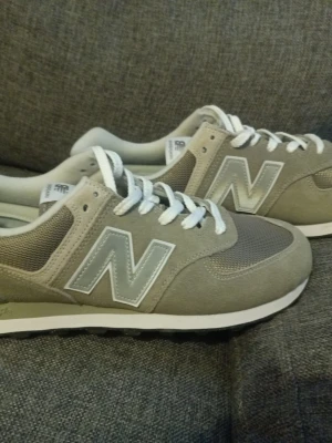Grå 574 New Balance sneakers 47.5 - Fint skick, kvitto finns