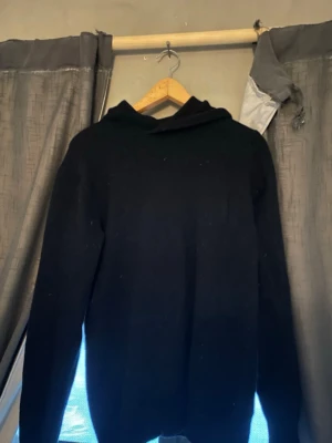 Svart hoodie i merinoull från Vailent - Merino hoodie, riktigt skön och bra passform. Inte andvänt så mycket.