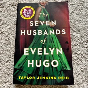 The Seven Husbands of Evelyn Hugo  - Storpocket!! säljer även massor av andra böcker!!