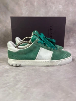 Valentino Flycrew Skor - Stl 41 - Feta Valentino Flycrew i ljusgrön färg! | Mycket bra skick: 8,5/10, släppt kanten lite vid ett ställe ( se sista bilden ), syns dock inte vid användning, 18/22 nitar kvar, utbytta innersulor | Stl: 41 | Nypris: ca 7000kr | 