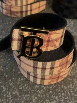 Beige rutigt bälte från Burberry - Helt nytt oanvänd 