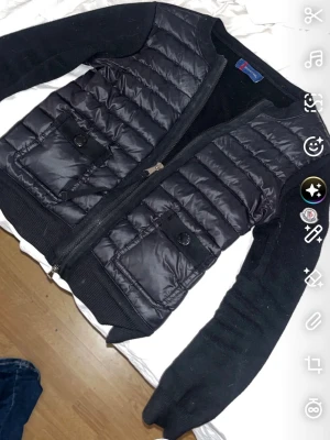 Moncler cardigan  - Har lapparna någonstans så kan leta reda på dom annars❤️ den e helt i nyskick och självklart äkta, om ni undrar nått mer e de bara att fråga 