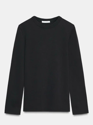 Svart långärmad basic tröja - En stilren svart långärmad tröja i mjukt bomullsmaterial. Tröjan har rund halsringning och en enkel, rak passform som passar till det mesta. Perfekt som basplagg i garderoben och lätt att matcha med olika stilar. Säljer då den är för liten för mig i armarna.